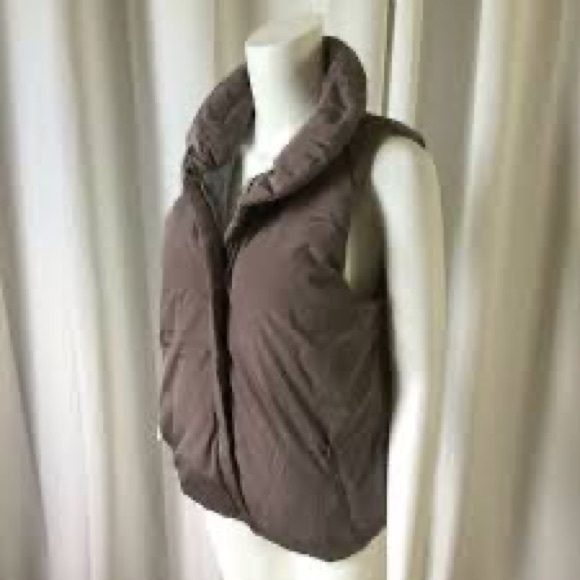 Gap Grayish Brown Collared Puffer Vest 🤎 ————————- - Picture 1 of 3